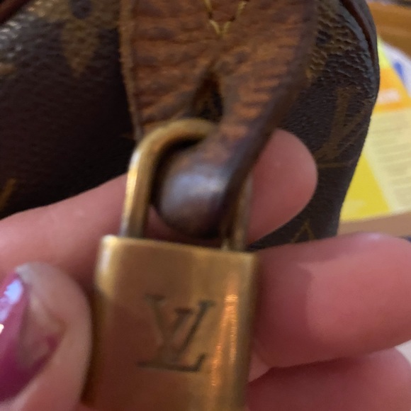 Authentic Louis Vuitton 3/1996 Speedy bag w original lock - Picture 8 of 16